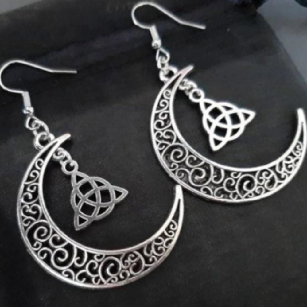 🔮Celtic Moon earrings.